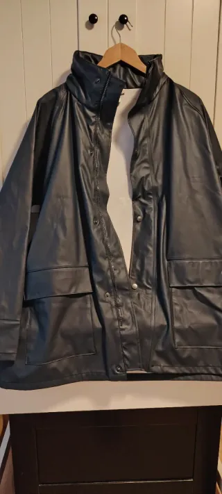 Chubasquero azul marino de chico