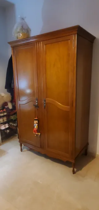 Armario cama mesita escritorio de madera clásico