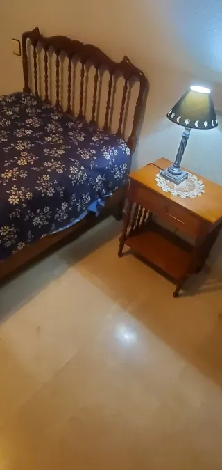 Armario cama mesita escritorio de madera clásico