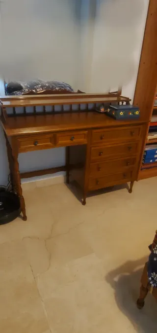 Armario cama mesita escritorio de madera clásico