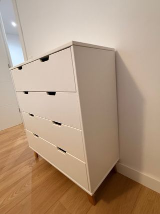 Cómoda 4 cajones blanca y madera