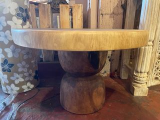 Mesa de teca natural con base de madera