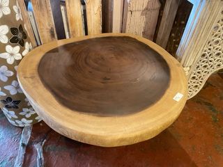 Mesa de teca natural con base de madera