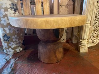 Mesa de teca natural con base de madera