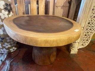 Mesa de teca natural con base de madera