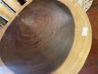 Mesa de teca natural con base de madera