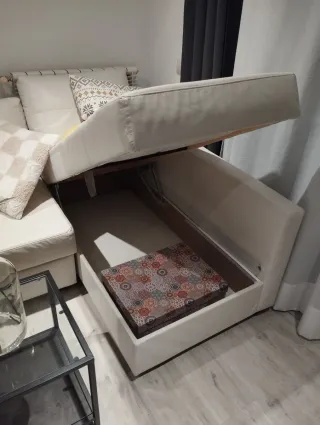 Sofá chaise longue beige y blanco