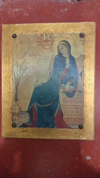 Cuadro religioso con marco dorado