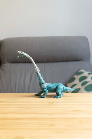 Dinosaurio de cuello largo de juguete azul