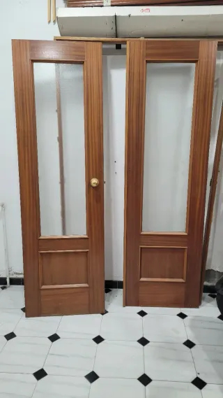 Puertas de madera dobles con cristal
