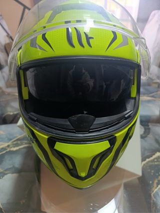 Casco de moto amarillo fluorescente