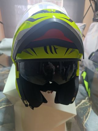 Casco de moto amarillo fluorescente
