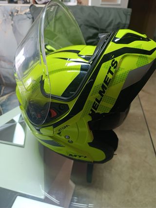 Casco de moto amarillo fluorescente