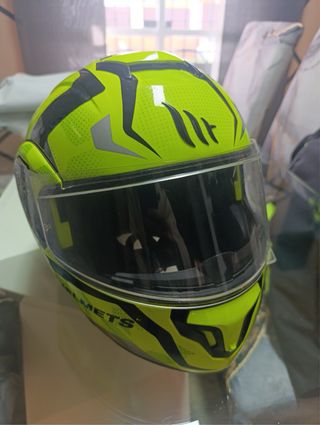 Casco de moto amarillo fluorescente