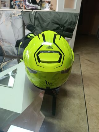 Casco de moto amarillo fluorescente