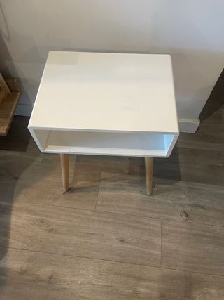 Mesita de noche blanca y madera