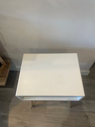 Mesita de noche blanca y madera