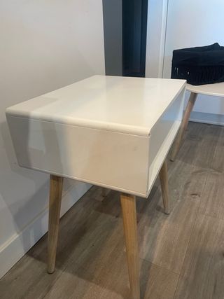 Mesita de noche blanca y madera