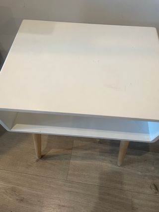 Mesita de noche blanca y madera