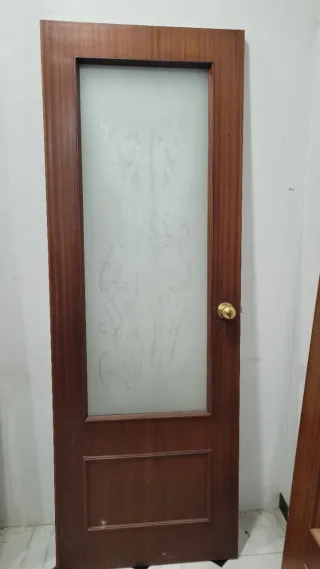Puerta de madera con cristal esmerilado