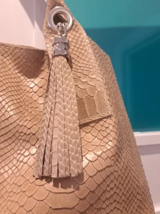 Bolso de piel efecto serpiente beige