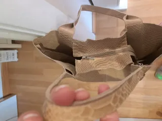 Bolso de piel efecto serpiente beige