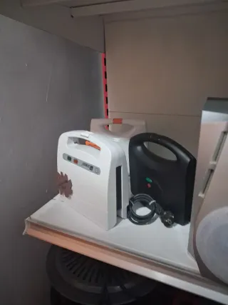 Varios electrodomésticos y altavoces