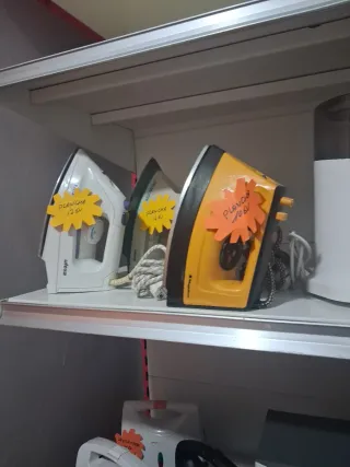 Varios electrodomésticos y altavoces