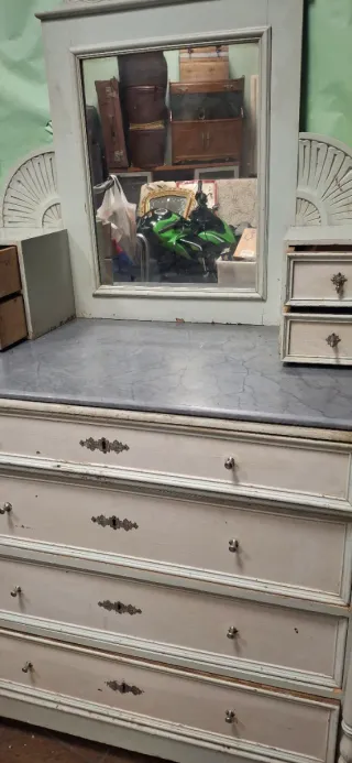 Mueble tocador vintage blanco y verde