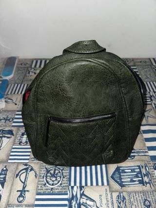 Mochila verde estilo cuero