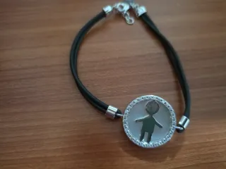 Pulsera nácar con figura niño plata