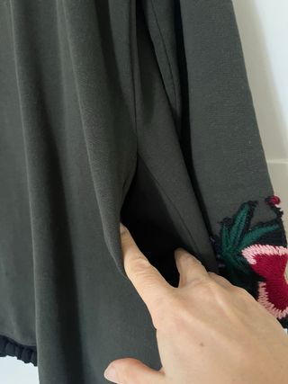 Abito felpa con ricami floreali