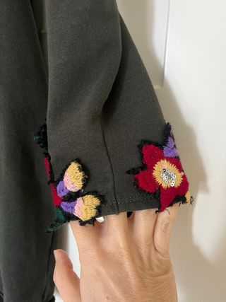 Abito felpa con ricami floreali