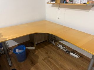 Escritorio Ikea madera y metal Galant