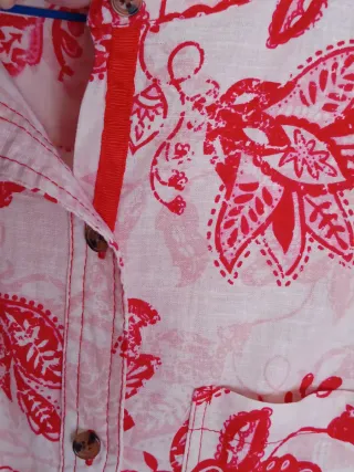 Blusa o sobre camisa, alegre, rosa fucsia floral