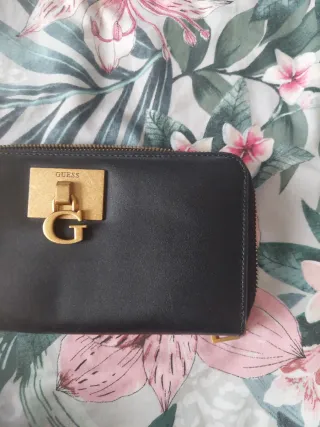 Portafoglio Guess nero con logo dorato