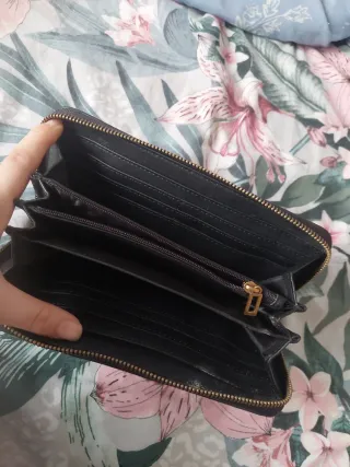 Portafoglio Guess nero con logo dorato