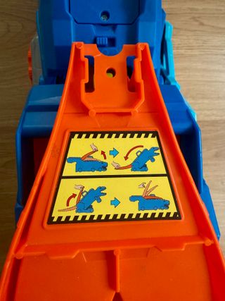 Camión Hot Wheels DINO