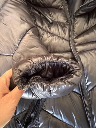 Chaqueta Guess Negra Brillante