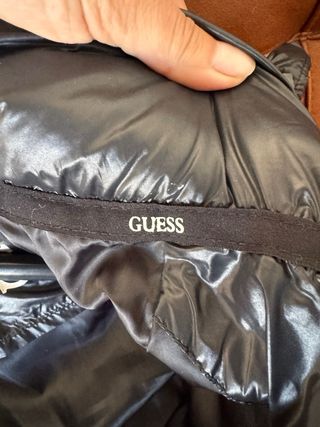 Chaqueta Guess Negra Brillante