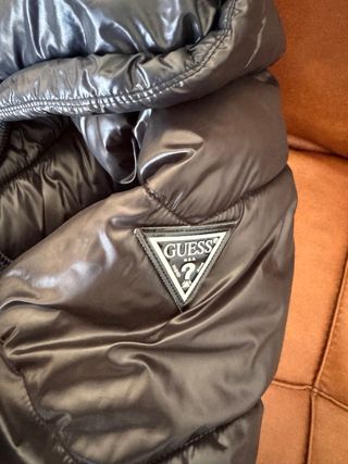 Chaqueta Guess Negra Brillante