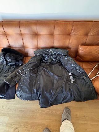 Chaqueta Guess Negra Brillante