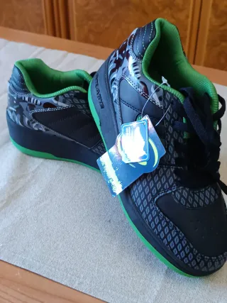 Zapatillas con ruedas negras y verdes