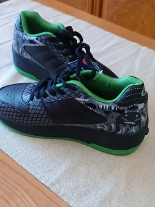 Zapatillas con ruedas negras y verdes