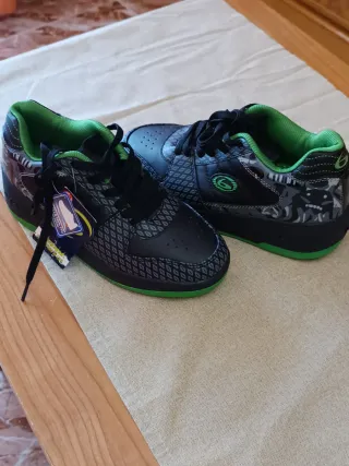 Zapatillas con ruedas negras y verdes