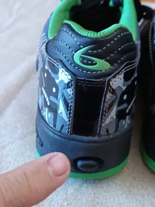 Zapatillas con ruedas negras y verdes