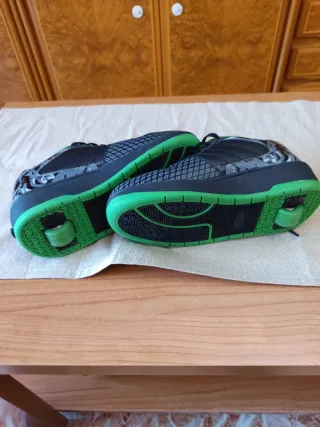 Zapatillas con ruedas negras y verdes