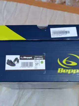 Zapatillas con ruedas negras y verdes