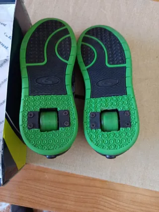 Zapatillas con ruedas negras y verdes
