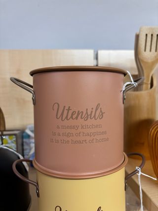 Porta Utensili A messy kitchen in latta